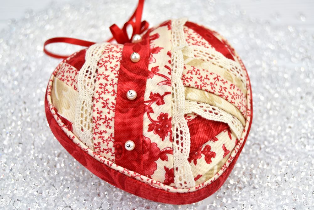 patchwork-heart-no-sew-quilted-ornament-1-EDITED