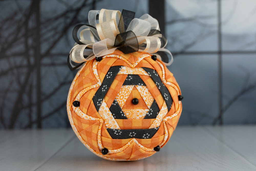 triple-treat-halloween-no-sew-quilted-ornament-01