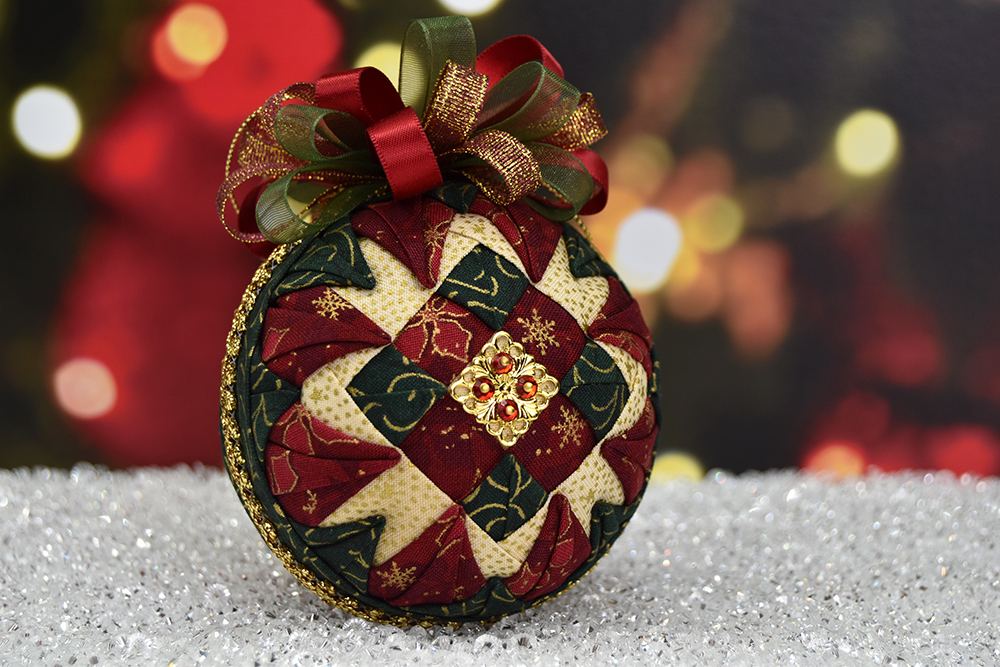 red-green-gold-festive-square-no-sew-quilted-ornament-1