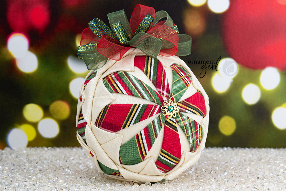 christmas-plaid-victoria-fancy-band-no-sew-quilted-ornament-01-wm